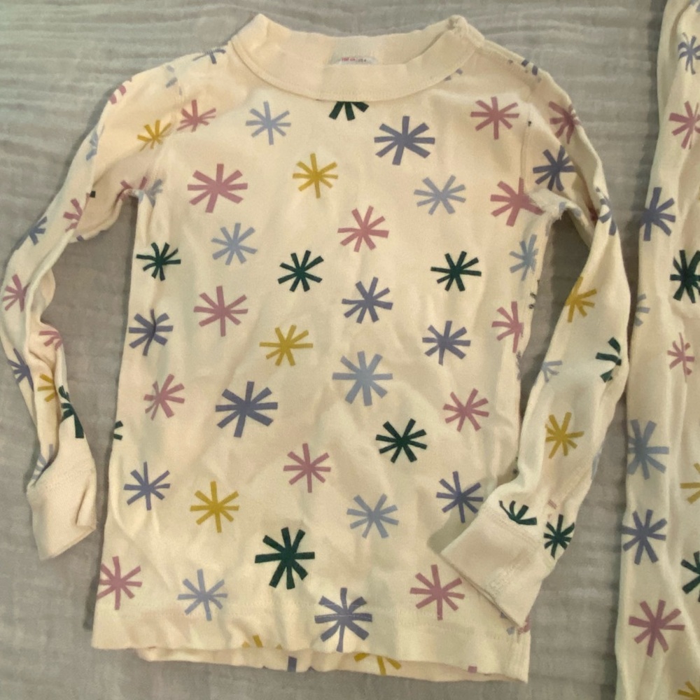 Hanna Andersson sparkle PJs 4T - Picture 3 of 6